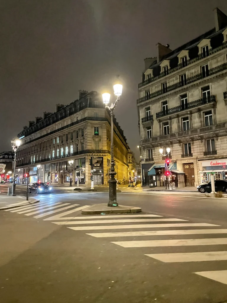L'Avenue de l'Opéra, haussmanienne jusqu'au bout des toits.