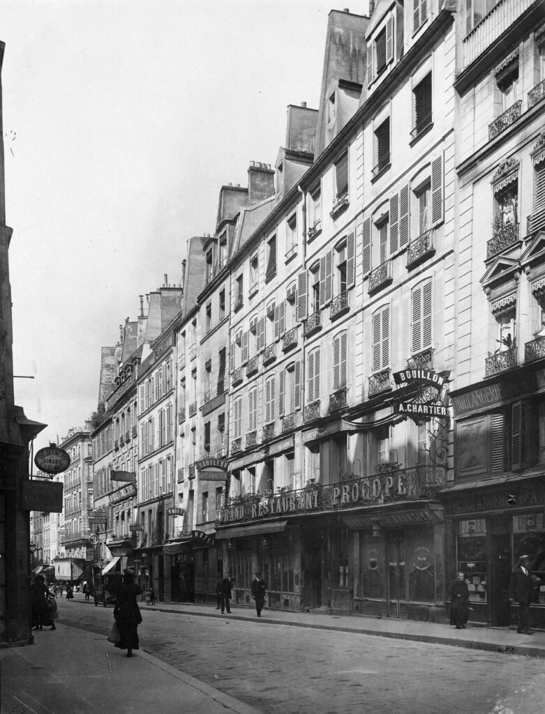 By Lansiaux, Charles Joseph Antoine (Aniche, 09–03–1855 - Paris, après 06–04–1939), photographe - https://www.parismuseescollections.paris.fr/fr/musee-carnavalet/oeuvres/cafe-procope-rue-de-l-ancienne-comedie-6eme-arrondissement-paris#infos-principales, CC0, https://commons.wikimedia.org/w/index.php?curid=130935043
